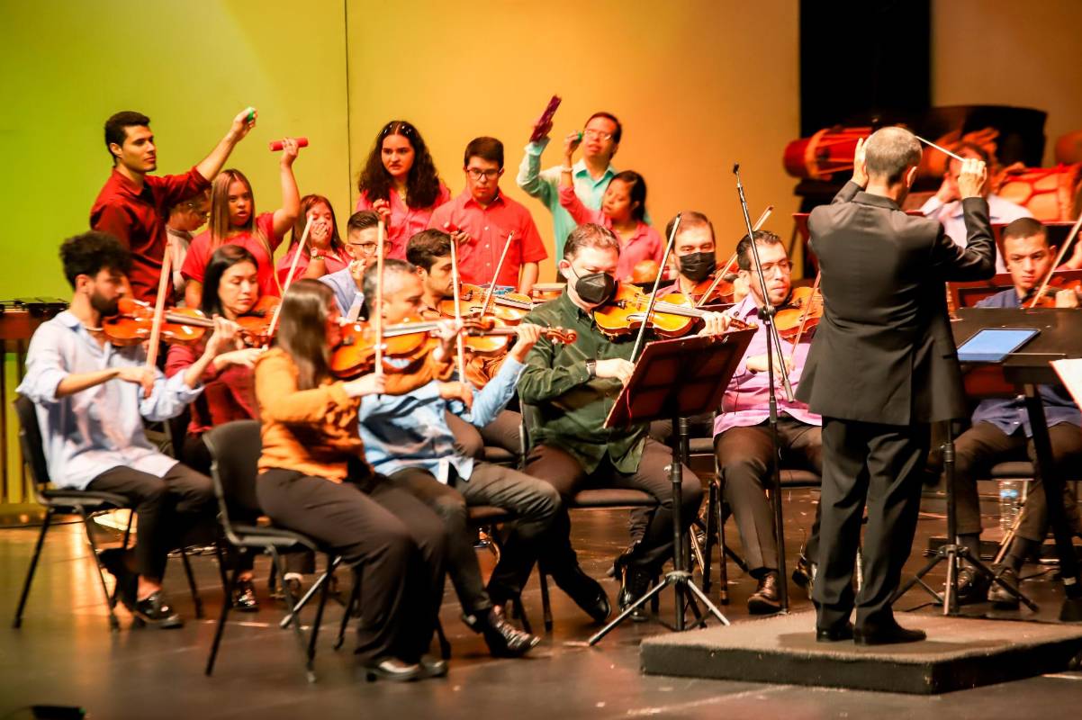 “Dentro de la estructura de la orquesta, buscamos que cada uno pueda poner en juego y sumar sus habilidades a lo que suena y a lo que escucha el público”, afirmó Eslava. Foto: Juan David Caicedo.