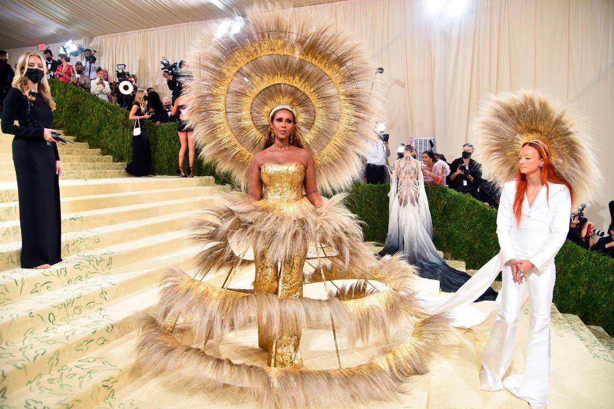 Una de las supermodelos más famosas, Iman, vestida de Harris Reed. FOTO Cortesía E! Entertainment @EOnlineLatino