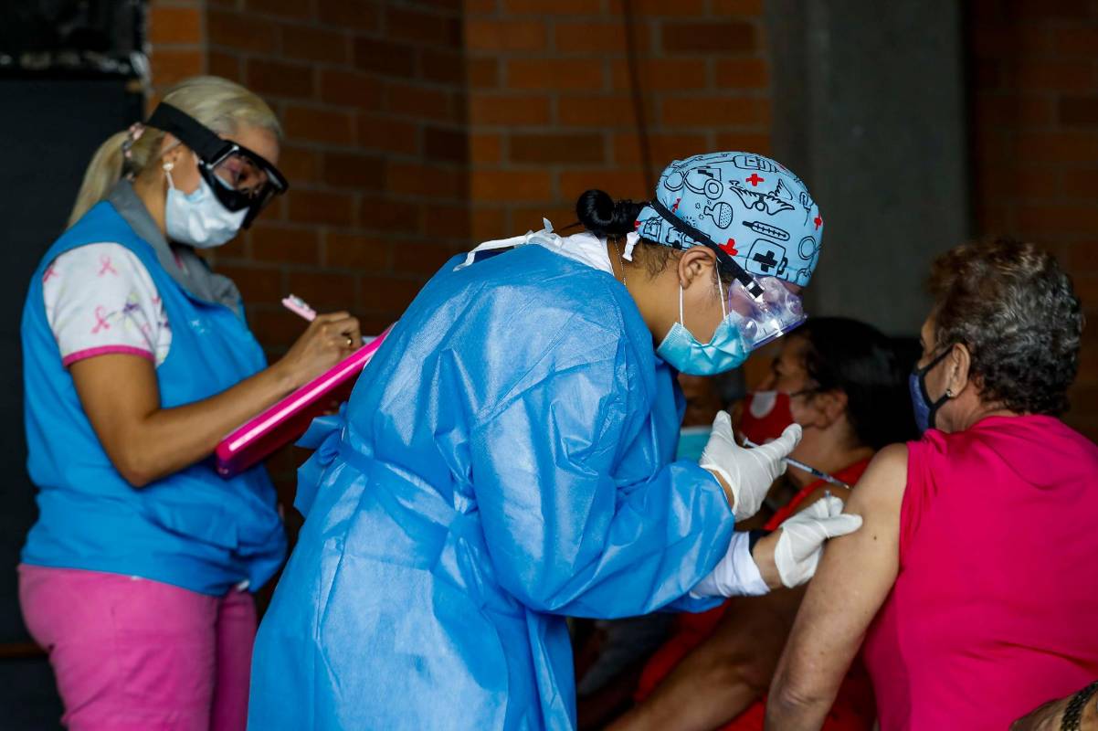 Así se vive la jornada de vacunación contra el covid, en la comuna nororiental de Medellín, con adultos mayores. Foto: Manuel Saldarriaga Quintero.