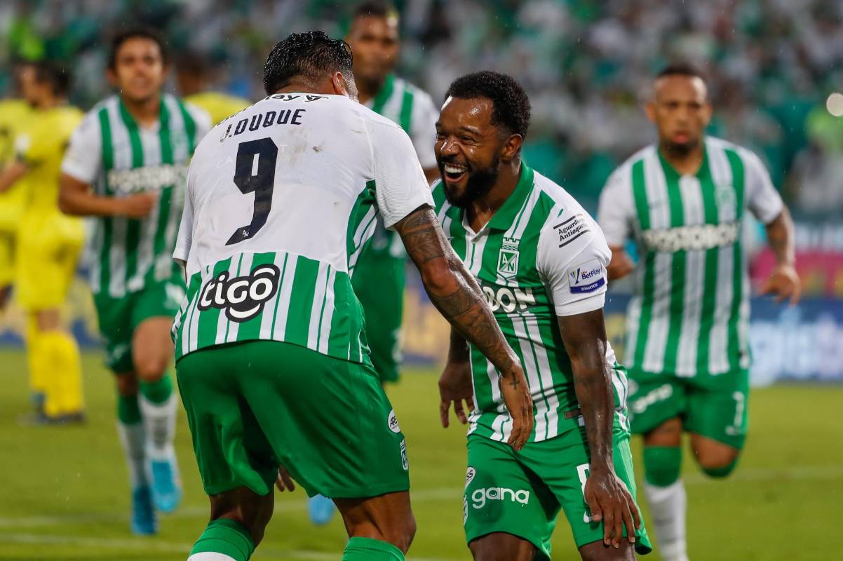 Dorlan Pabón con su talento cobra el tiro libre y a los 46 le da de nuevo la ventaja a Nacional, marcando un golazo. Foto: MANUEL SALDARRIAGA QUINTERO.