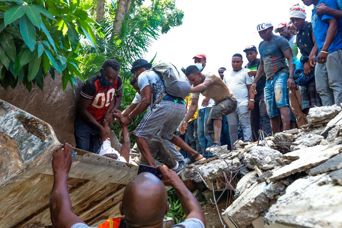 El rescate de las víctimas continúa con la colaboración de los residentes. Foto: EFE