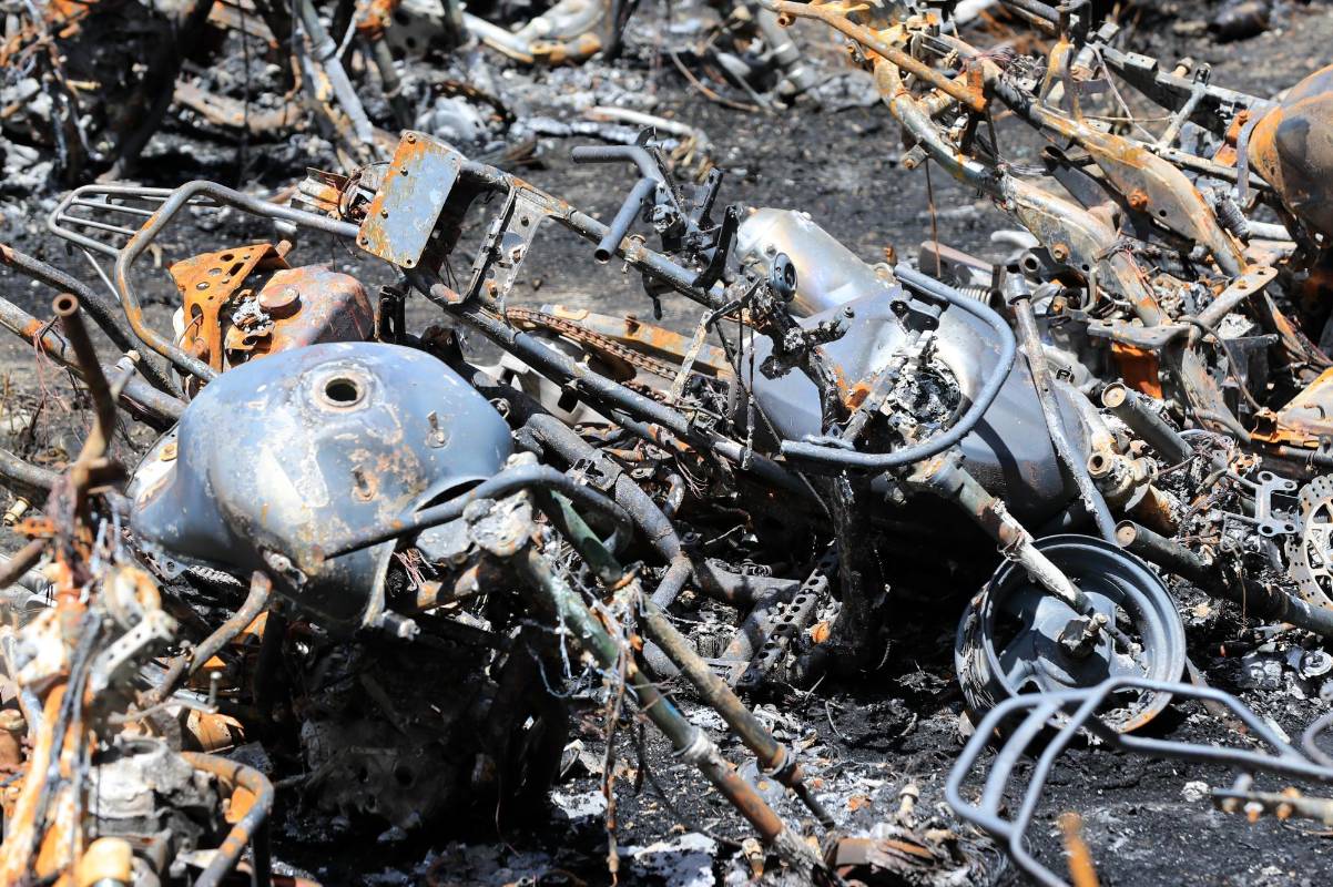 A pesar de la reacción urgente, el Cuerpo Oficial de Bomberos de Medellín no logró impedir que el fuego alcanzara las motos y los dos carros que se encontraban en el lugar. Foto: Jaime Pérez
