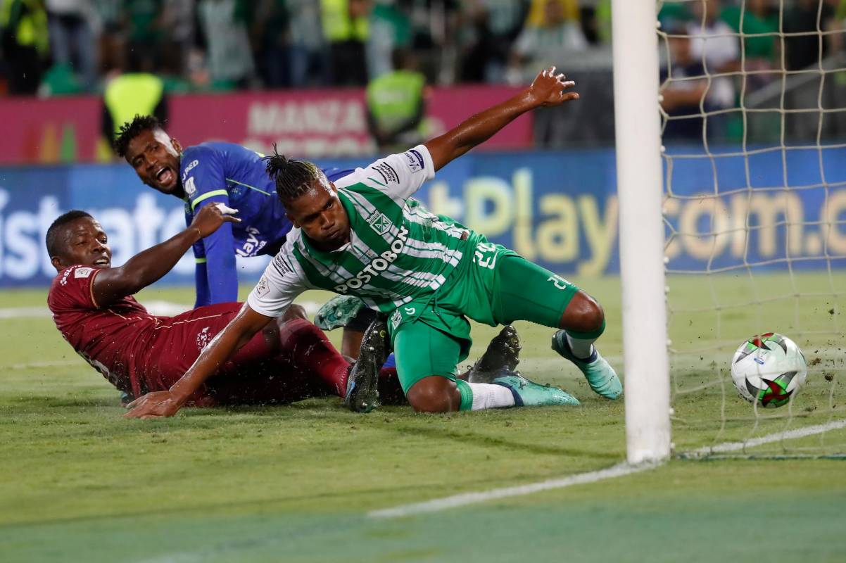 Tolima tuvo la iniciativa en los primeros minutos y se fue arriba en el marcador, pero Nacional se recuperó y logró una contundente victoria. FOTO: MANUEL SALDARRIAGA QUINTERO