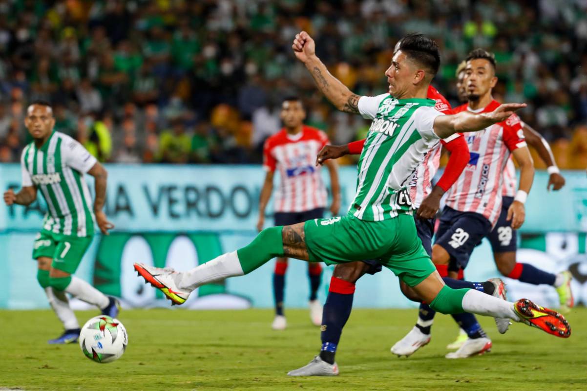 Emmanuel Olivera, con un tiro al arco en el minuto 6, generó el autogol de Didier Moreno. Foto: Manuel Saldarriaga