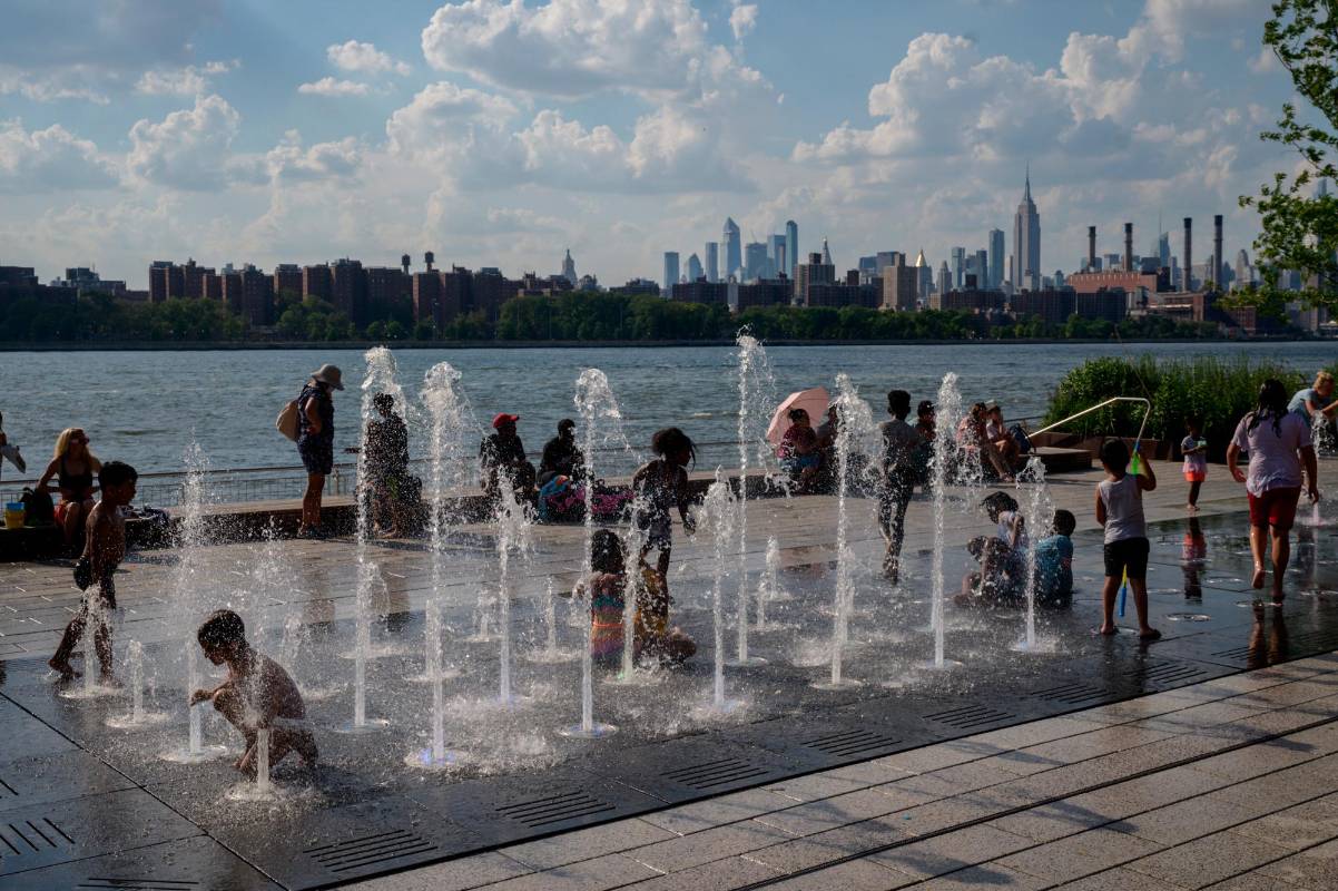 La incidencia que tiene el cambio climático en estos fenómenos climáticos ha llevado a registrar temperaturas de 49 grados centígrados. Foto AFP