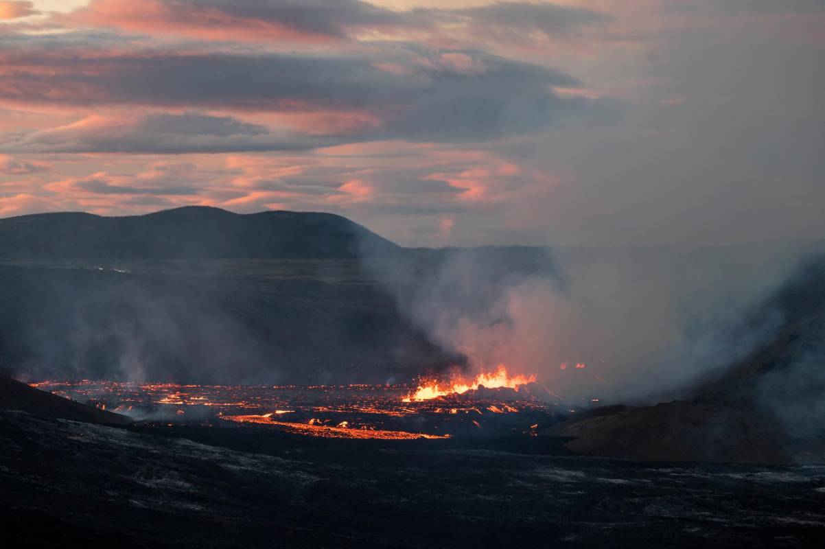 La erupción atrajo a numerosos turistas y residentes que han querido presenciar de cerca este espectáculo de la naturaleza. Foto: AFP