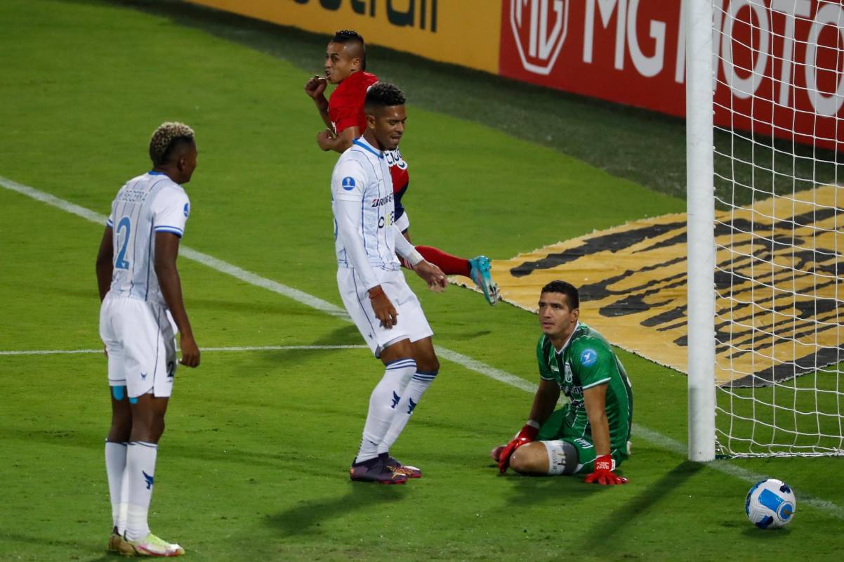 La primera celebración del rojo fue obra de Vladimir Hernández, quien a los nueve minutos logró igualar las acciones. Foto: Manuel Saldarriaga Quintero.