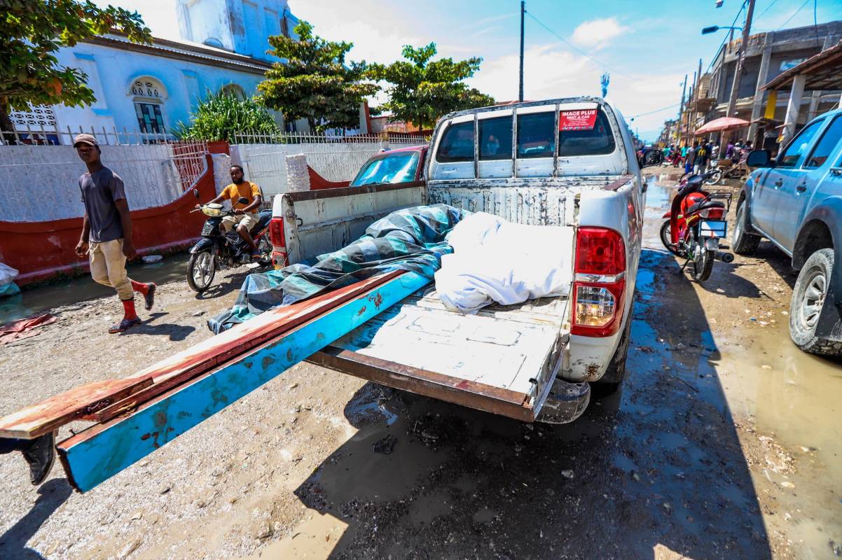 Continúa la recuperación de las víctimas que dejó el terremoto en la isla. Foto: EFE 