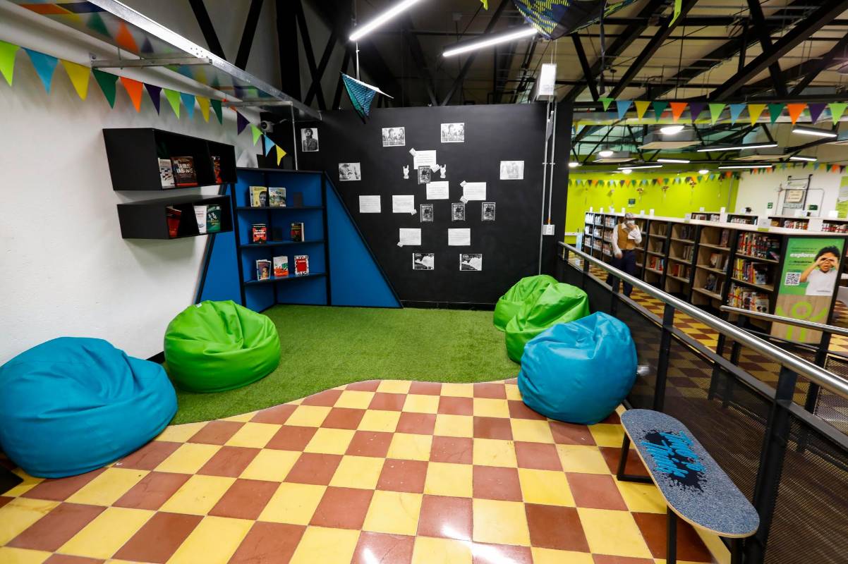 La biblioteca está sobre la carrera 65 frente a las canchas de tenis del parque Juanes. Se le construyó un mirador ‘Tentempié’, que permite a las personas conectarse con la comuna nororiental mientras avanzan en sus lecturas. Foto: Manuel Saldarriaga Quintero.