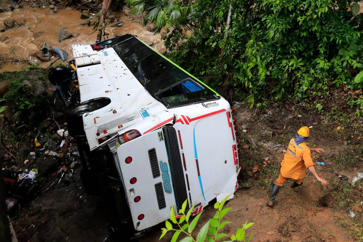 Los rescatistas ayudaron a evacuar los cuerpos de los fallecidos y los heridos. FOTO JAIME PÉREZ