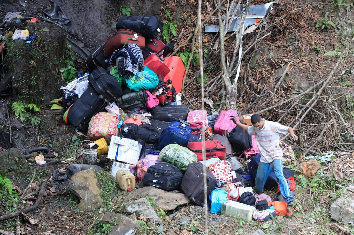 Las pertenencias de los ocupantes fueron dejadas a un lado del vehículo de transporte público siniestrado. FOTO JAIME PÉREZ