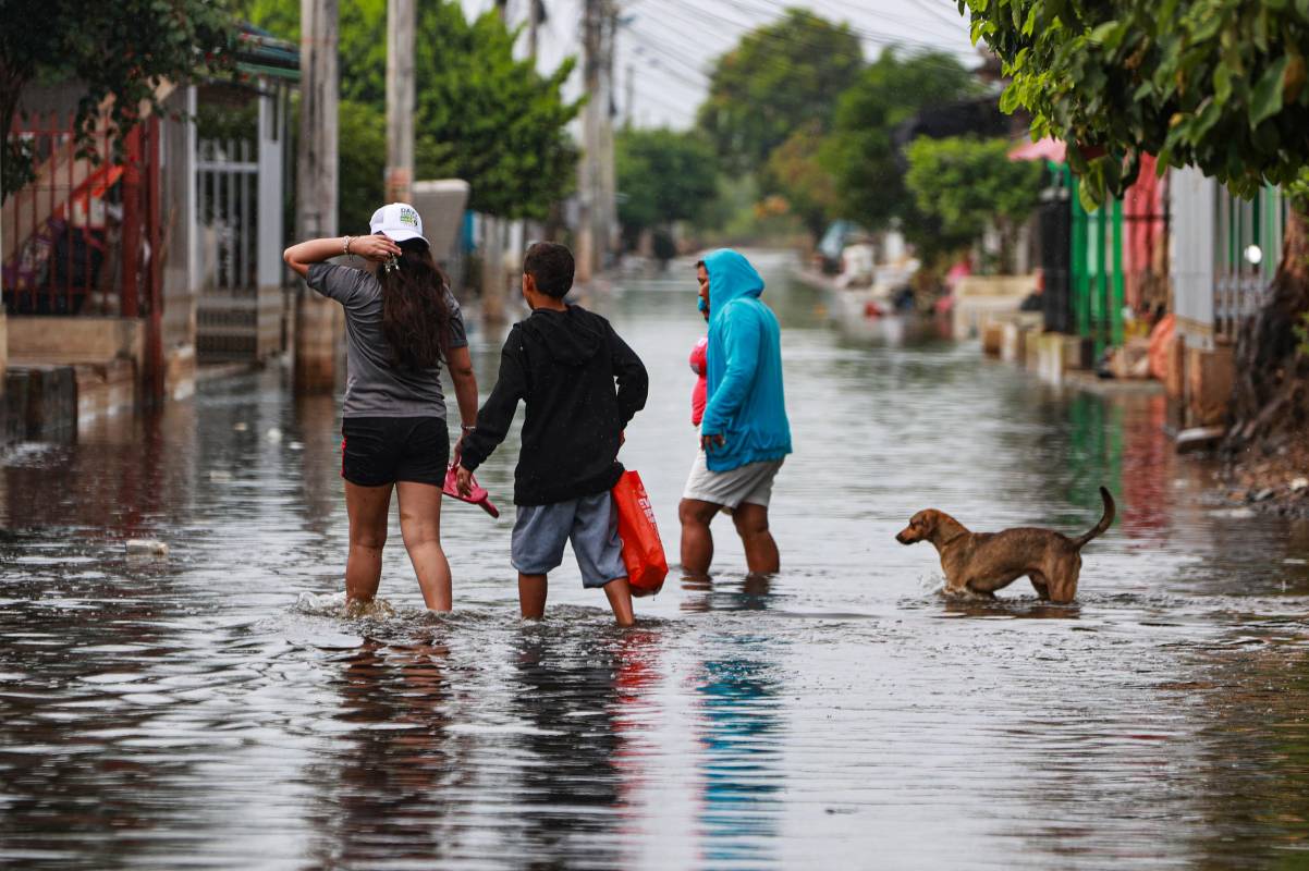 En Montería vigilan las casas para evitar robos mientras el agua baja. Foto: Manuel Saldarriaga Quintero. 