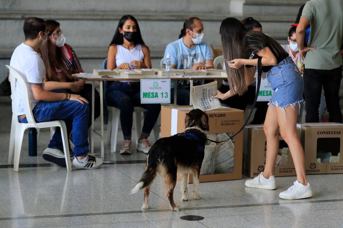 Desde las 8:00 a.m., los electores comenzaron a acercarse a las urnas. Foto: Jaime Pérez