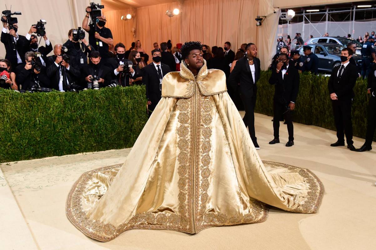 El rapero Lil Nas X presenta tres trajes en uno, los tres firmados por Versace, aquí el primero. FOTO Cortesía E! Entertainment @EOnlineLatino
