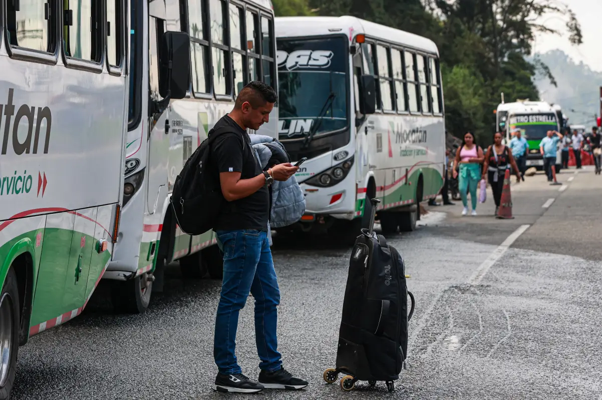 La manifestación, que comenzó en la madrugada, ha provocado un impacto significativo no solo en el tráfico vehicular, sino también en el transporte público y la paciencia de los usuarios. Foto: Manuel Saldarriaga Quintero.