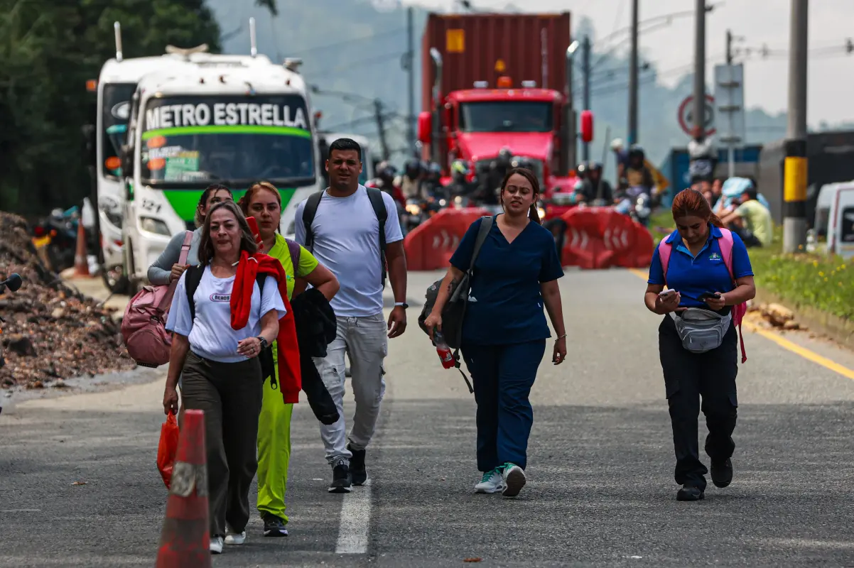 La protesta inició en la madrugada de este lunes en el sector conocido como El Ciclista, generando un fuerte trancón que se ha extendido a lo largo de la jornada. Foto: Manuel Saldarriaga Quintero.