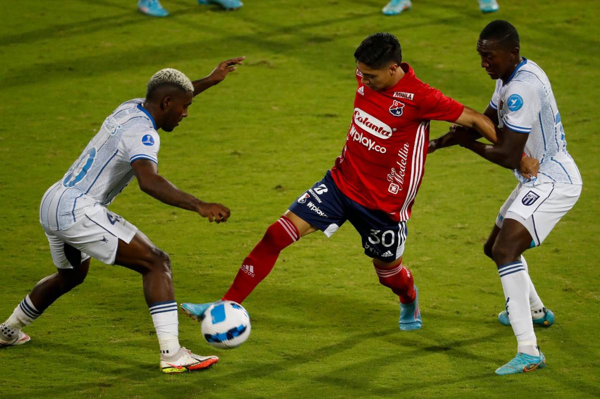Andrés Ricaurte envió un balón para habilitar a Bryan Castrillón quien batió al arquero Jorge Pinos para la victoria roja. Foto: Manuel Saldarriaga Quintero.