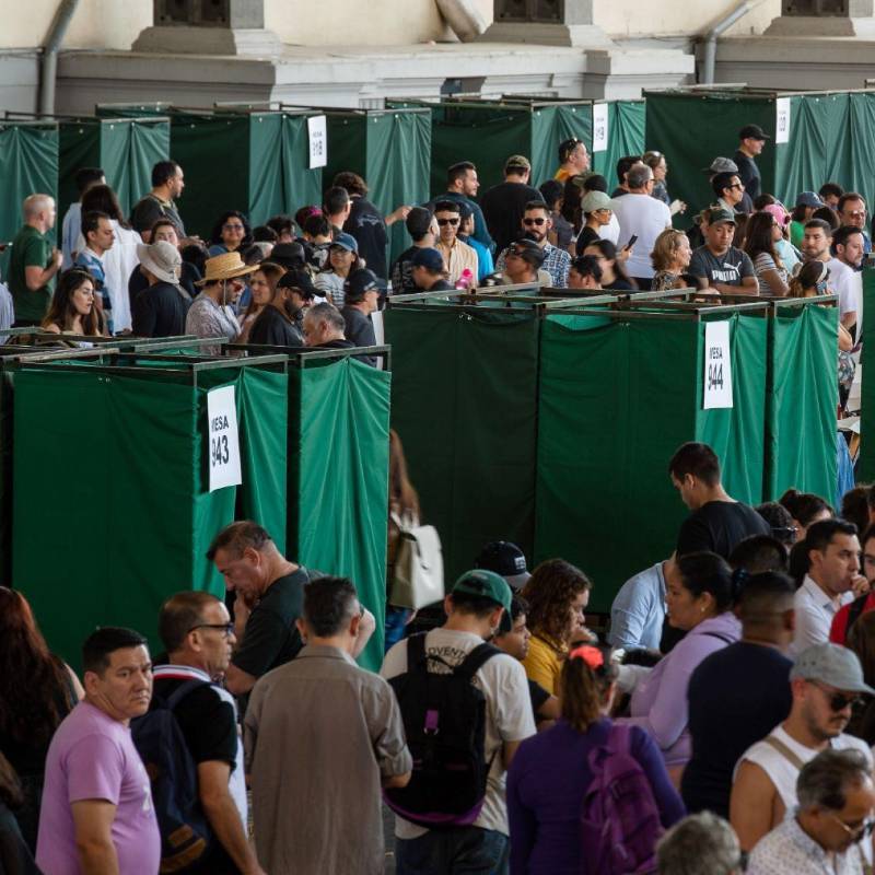 A partir de las 6 de la tarde las urnas se cerraron en Chile y solo quienes permanecen en las filas con intención de sufragar podrán ejercer su derecho al voto. Foto: Getty Images