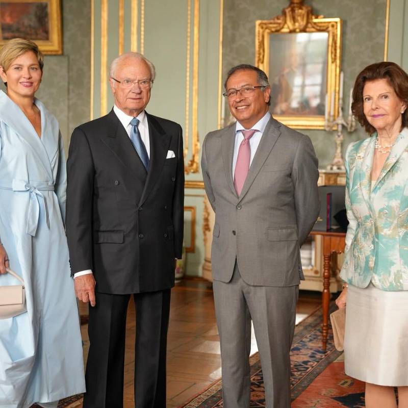 La primera dama, Verónica Alcocer, y el presidente Gustavo Petro, durante una visita oficial a Suecia en junio de 2024. A su lado, el Rey Carlos XVI Gustavo y la Reina Consorte Silvia de Suecia. FOTO: Cortesía Presidencia de la República