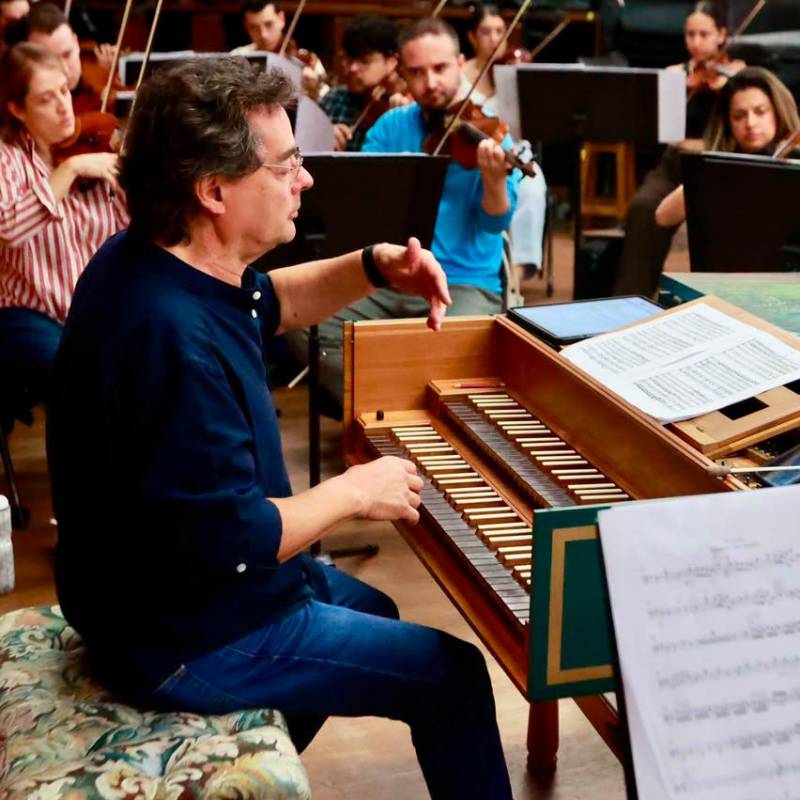 Alejandro Posada y los músicos de la Orquesta de Eafit prepararon la pieza de Telemann. Foto: Manuel Saldarriaga.