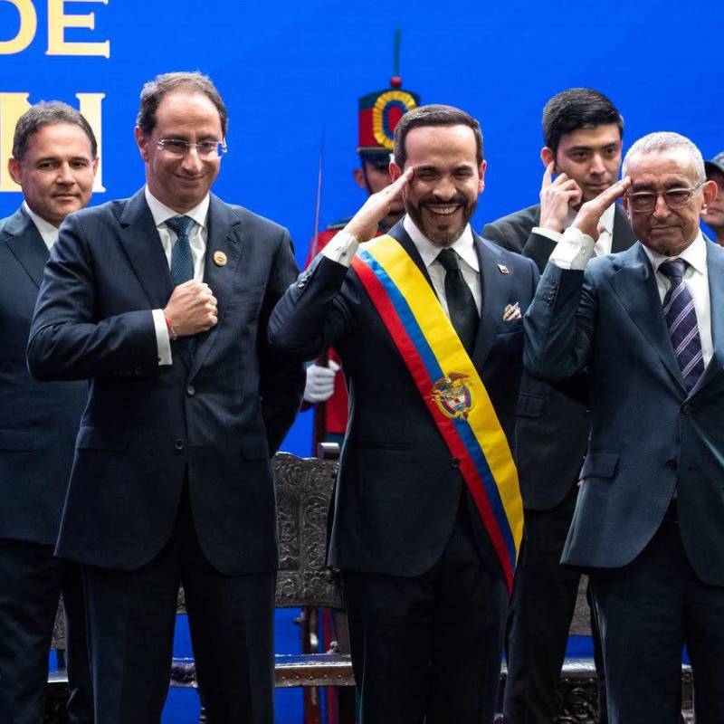 De izquierda a derecha en primera línea: el vicepresidente Juan Manuel Restrepo, el presidente Abelardo de la Espriella y Luis Felipe Yagüe Cotazo. 