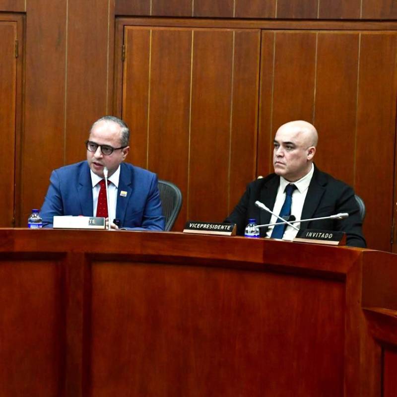 El senador Juan Espinal (centro) estará a cargo de presidir la Comisión V. FOTO: Archivo suministrado