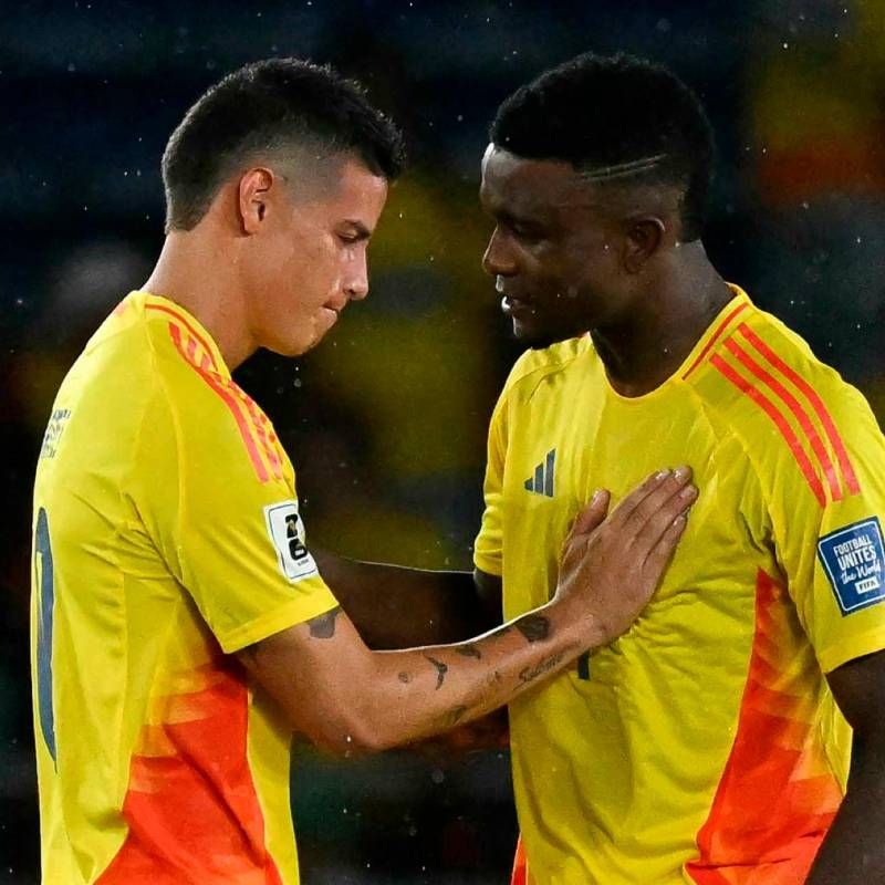 James Rodríguez celebra con Jhon Córdoba, en el triunfo ante Bolivia 3-0, ambos marcaron en el Metropolitano. FOTO GETTY 