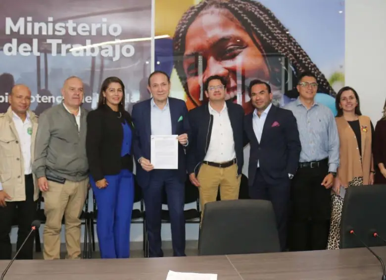 El ministro de Trabajo, Antonio Sanguino, destacó que lograron salvar varios puntos clave para el Gobierno, como los recargos nocturnos, dominicales y festivos. FOTO: Cortesía