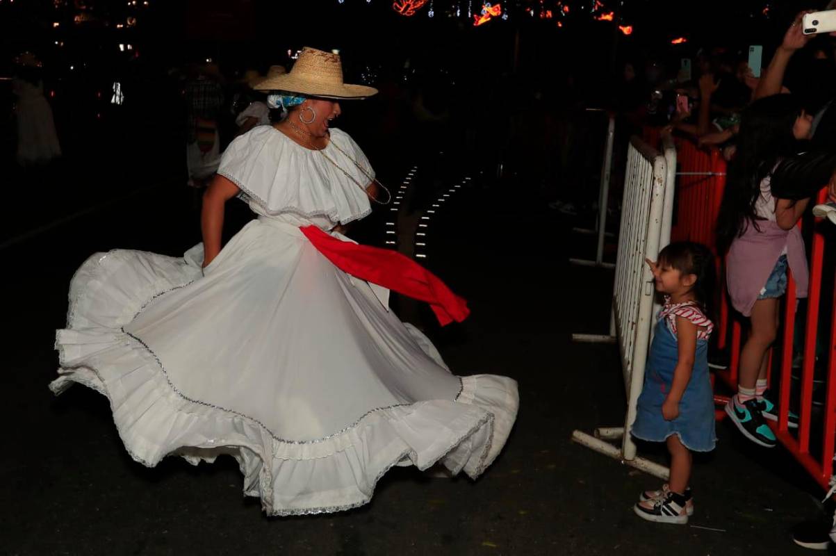 12 de las comparsas participantes fueron elegidas a través de convocatoria abierta. Al finalizar el desfile se entregaron siete premios de $20 millones a las comparsas ganadoras. Foto: Jaime Pérez Munevar.