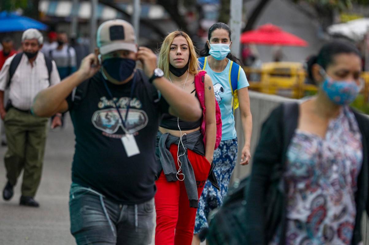 Solo en puente peatonal de la estación Acevedo se evidenció como algunas personas no usan adecuadamente el tapabocas o lo peor no lo utilizan. Foto Manuel Saldarriaga Quintero.