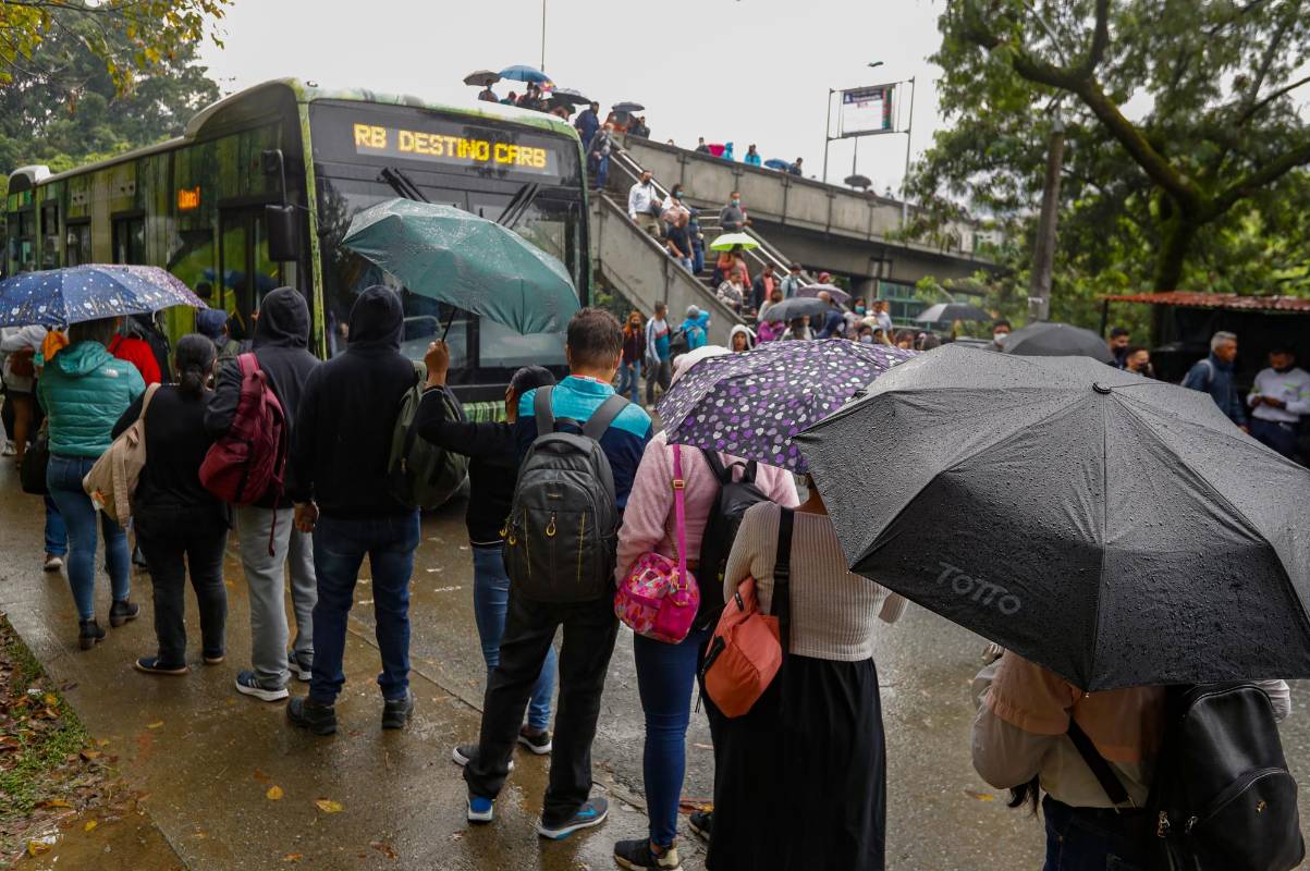 Los cliente del metro que usan la estación Tricentenario tienen que bajarse para tomar el bus padrón que los lleve hasta la estación Caribe. Foto: MANUEL SALDARRIAGA QUINTERO.