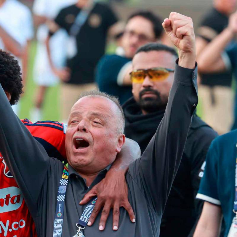 Este es el momento en el que Didier Moreno trata de sacar del campo a Raúl Giraldo, máximo accionista del DIM, quien se enfrentó a los hinchas Poderosos que terminaron molestos por la eliminación. FOTO: MANUEL SALDARRIAGA. 