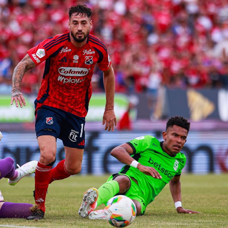 El delantero argentino Francisco Fydrzsewski es el nuevo capitán del Medellín. Anotó en la última visita de los rojos al Cali. FOTO manuel saldarriaga