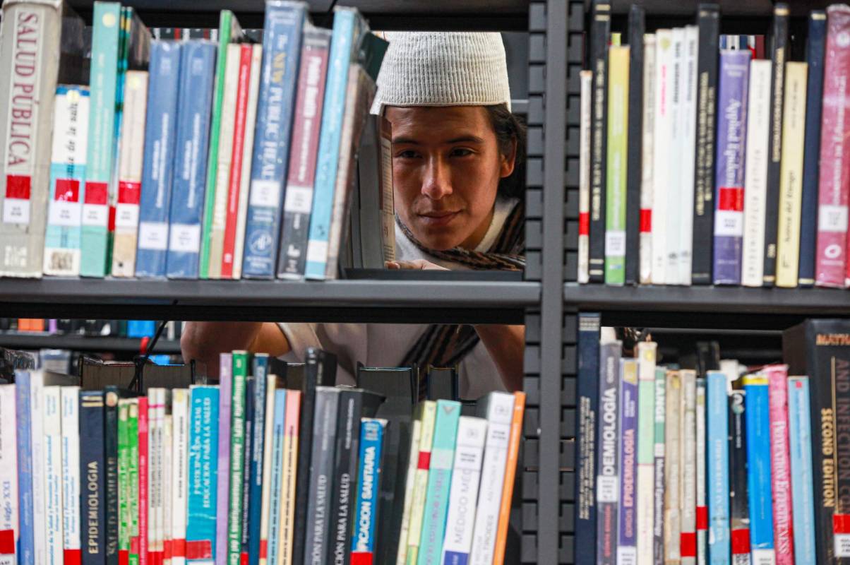 Un día normal de este futuro médico arranca a la 1:00 a.m. Si tiene que repasar para algún examen, sino el despertador suena a las 4:00 a. m. Foto: MANUEL SALDARRIAGA QUINTERO.