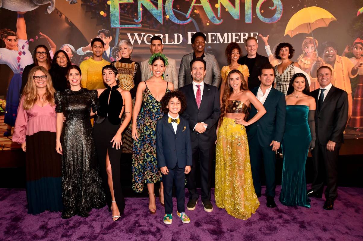 Imagen en la que aparecen personalidades como Angie Cepeda, María Cecilia Botero, Wilmer Valderrama, Mauro Castillo, Carolina Gaitán y John Leguizamo en la premiere mundial de Encanto, la producción de Disney. FOTO Alberto E. Rodriguez/Getty Images for Disney