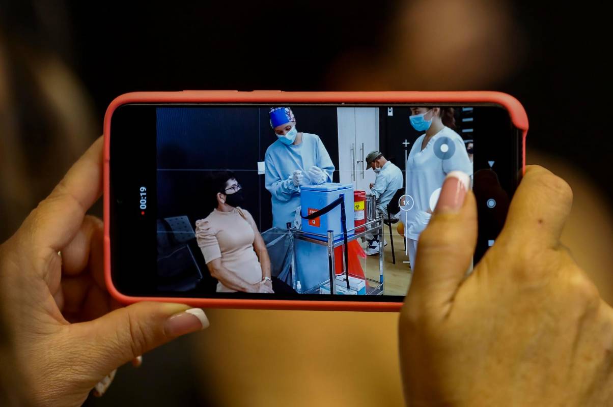 No solo basta para muchos usuarios que le apliquen la vacuna, también la foto o el vídeo es la prueba reina. Foto: Manuel Saldarriaga Quintero.