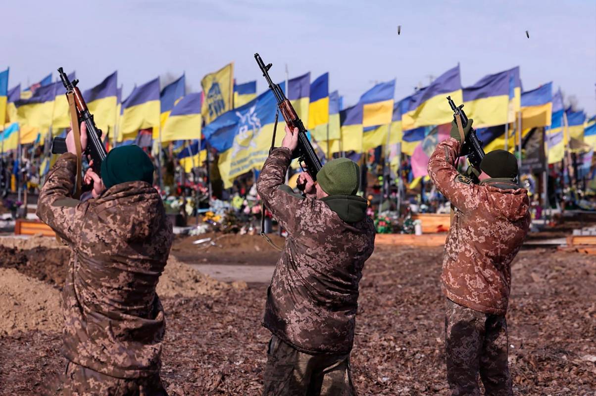 Soldados ucranianos hacen tiros de salva para honrar a los soldados ucranianos muertos durante la guerra contra Rusia. Este gesto es un tributo conmovedor a aquellos que dieron sus vidas en defensa de su país y un recordatorio de la valentía y el sacrificio que han demostrado. Foto: GETTY