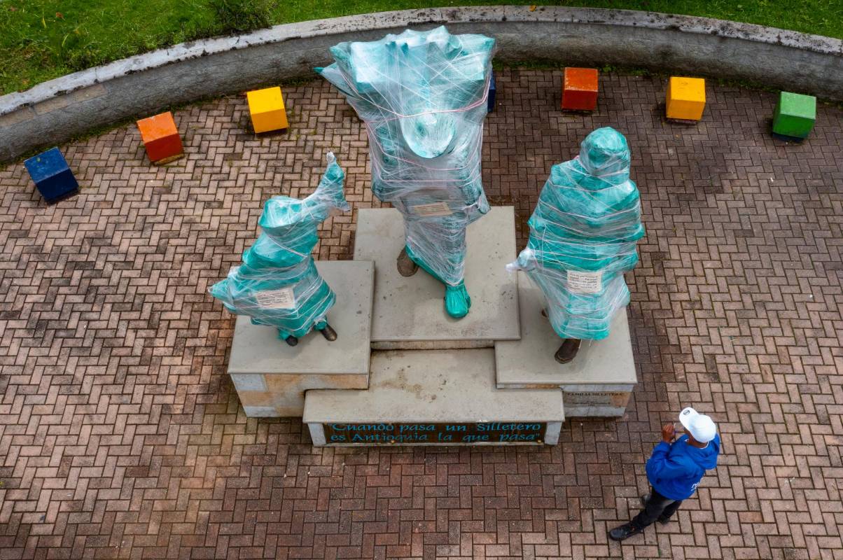 El proceso de restauración podría complicarse pues la escultora de La Familia Silletera, Luz María Piedrahíta, ha tenido quebrantos de salud y además varios moldes de la escultura se han perdido, por lo que tocaría rehacerlos. Foto: Manuel Saldarriaga Quintero.