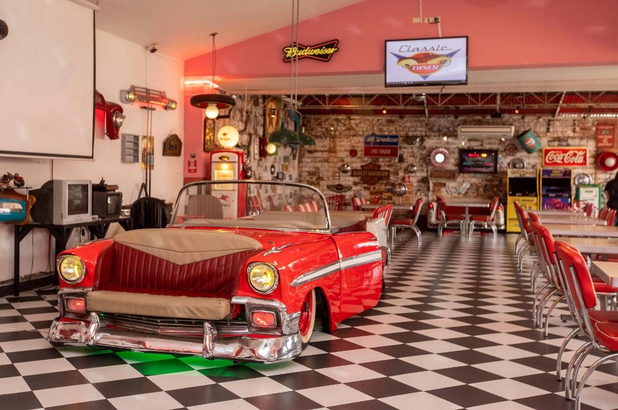 Classic Diner, un hamburguesería estilo americano con carros y motos de los años 50. Está ubicada en Calle Jardín, Envigado. Foto : Camilo Suárez