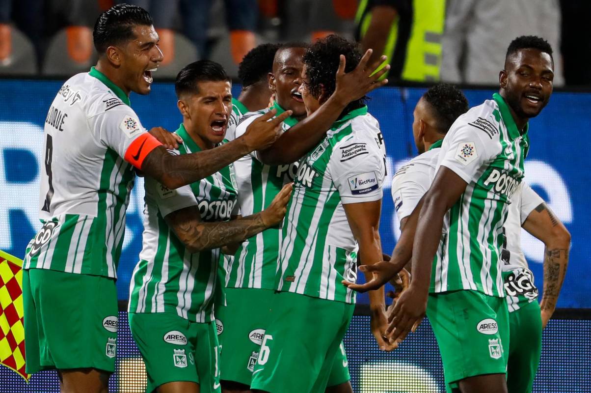 Mantilla, que estaba en deuda con la afición verdolaga, metió el balón en el arco de Viera para darle la alegría a los hinchas. Foto: Manuel Saldarriaga