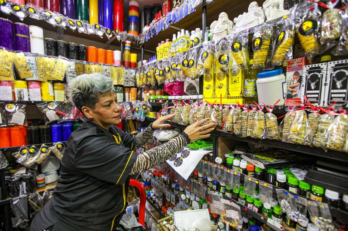 Aleida Bernal es la dueña de Alquimia, local de la Plaza de Mercado La América. Habla emocionada de las ventas de este año, aunque el pasado no le fue mal, siente que este será mejor. Foto: MANUEL SALDARRIAGA QUINTERO.
