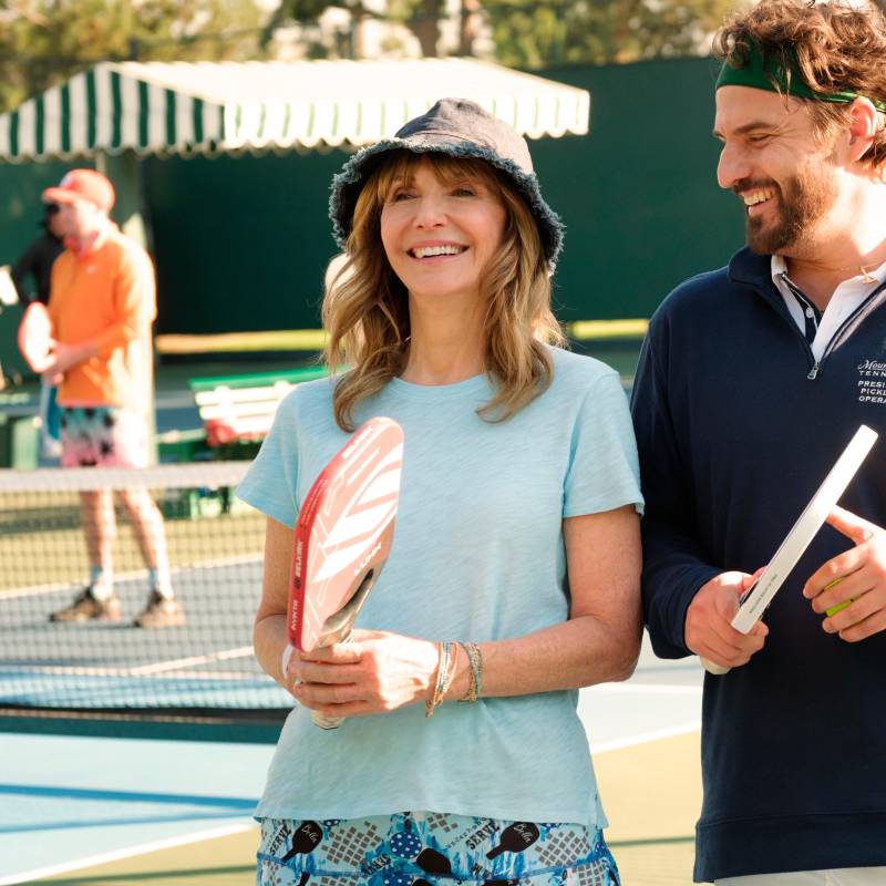 Mary Steenburgen y Jake Johnson en la película The Dink: pasión por el pickleball. FOTO Cortesía Apple TV