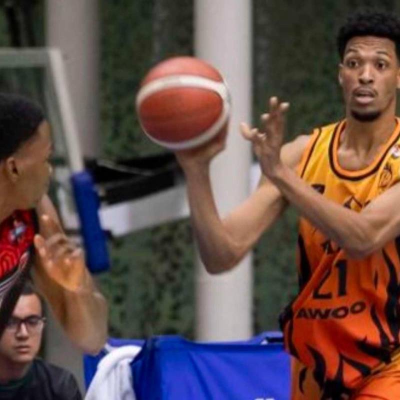 El alero Andrés Millán en acción con Paisas en el coliseo Iván de Bedout, en un duelo de la fase regular ante Motilones. FOTO CAMILO SUÁREZ 