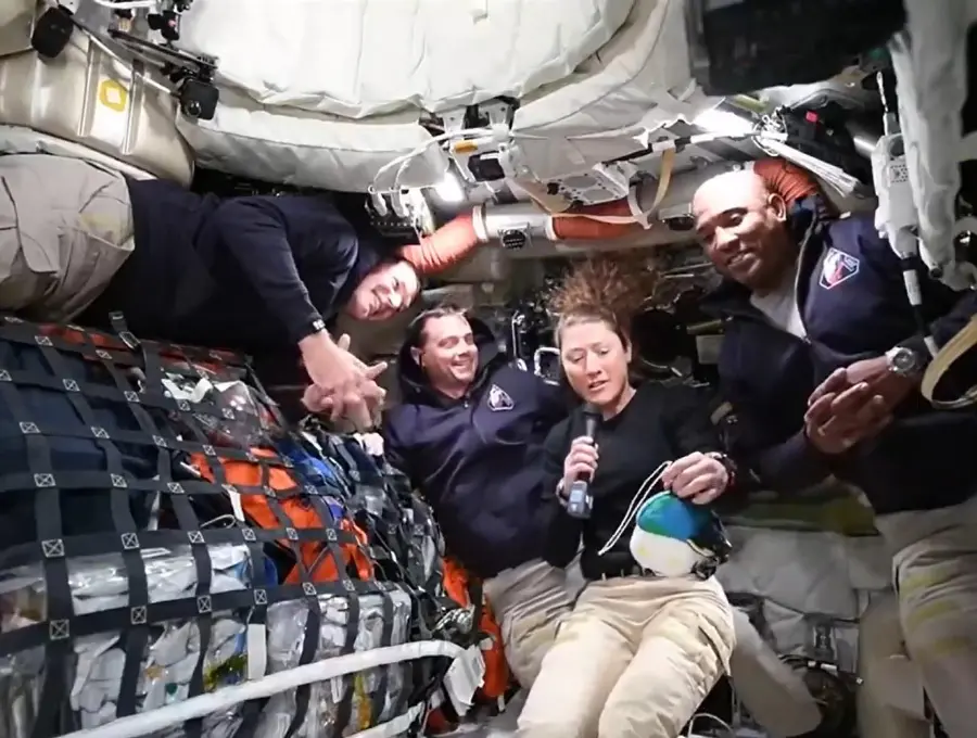 Los astronautas de la tripulación de Artemis II, durante la rueda de prensa realizada desde la órbita lunar. Foto: Transmisión de la Nasa