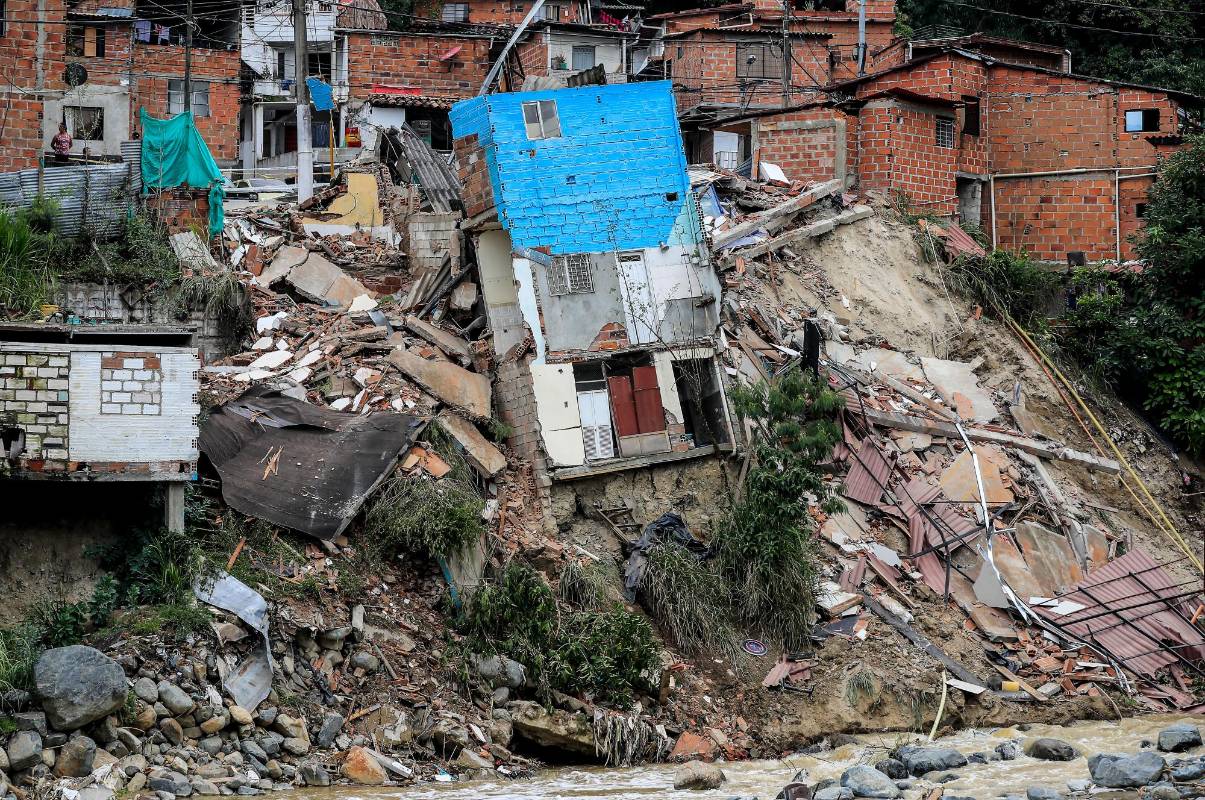 Las intensas lluvias de los últimos días en Medellín afectaron cuatro viviendas en el barrio El Pesebre por el crecimiento del caudal de la quebrada La Iguaná. Foto: Jaime Pérez