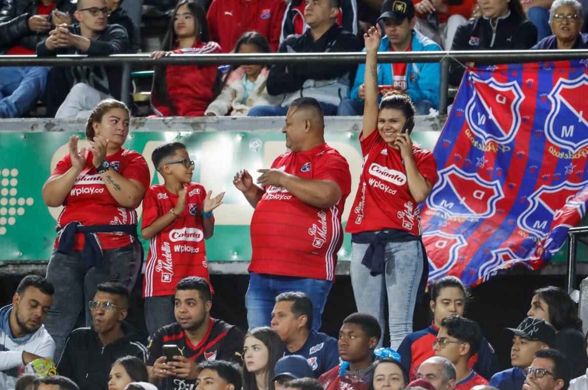 Una Familia de hinchas celebra la victoria de equipo rojo de la montaña. Foto: MANUEL SALDARRIAGA QUINTERO.