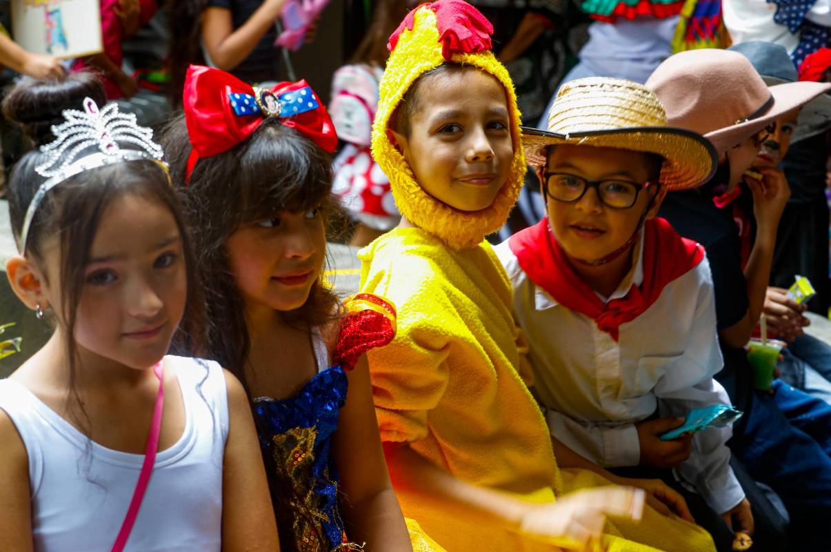 Los chicos de los diferentes cursos del colegio escogieron una obra literaria para representarla durante el desfile. Foto: Manuel Saldarriaga Quintero.