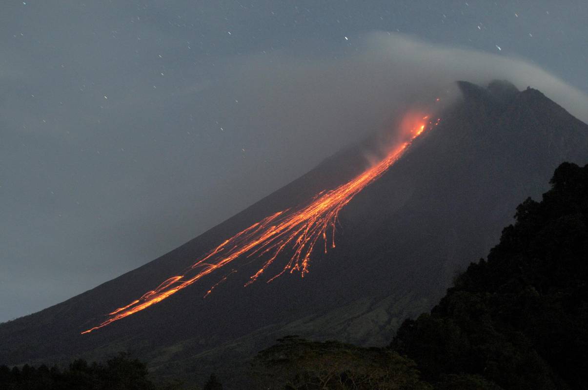 El volcán más activo de Indonesia, ubicado en el Monte Merapi en la isla de Java, entró en erupción, Las autoridades no reportan víctimas en el momento de la erupción Foto: Getty