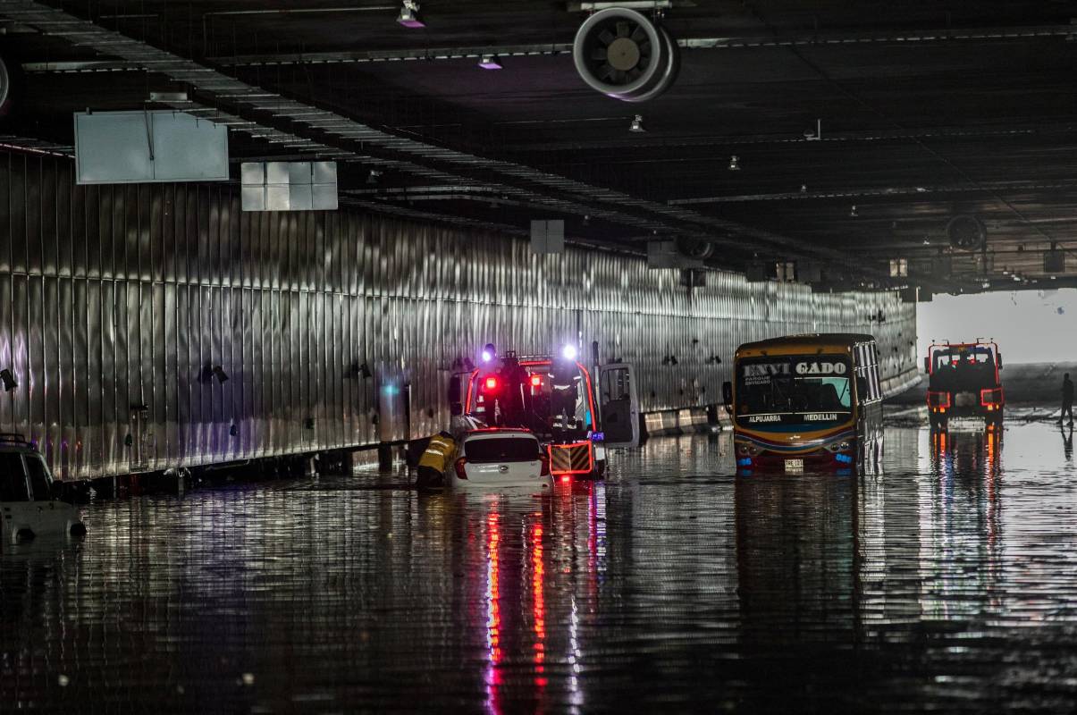 La emergencia, presentada en ambos sentidos de la vía, fue atendida por organismos de socorro como el Cuerpo de Bomberos de la ciudad y el Departamento Administrativo de Gestión del Riesgo de Medellín (DAGRD). Foto: Camilo Suárez