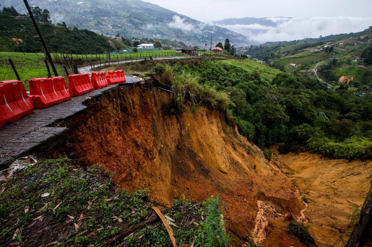 Las intensas lluvias causaron la perdida de la banca en el acceso a la vereda La Palma del corregimiento San Cristóbal. Foto Julio César Herrera